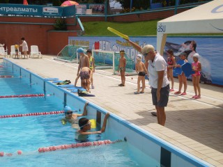 Аутистикалық спектрінің ауытқушылығы бар балалар тобына арналған жүзуден ашық сабақ